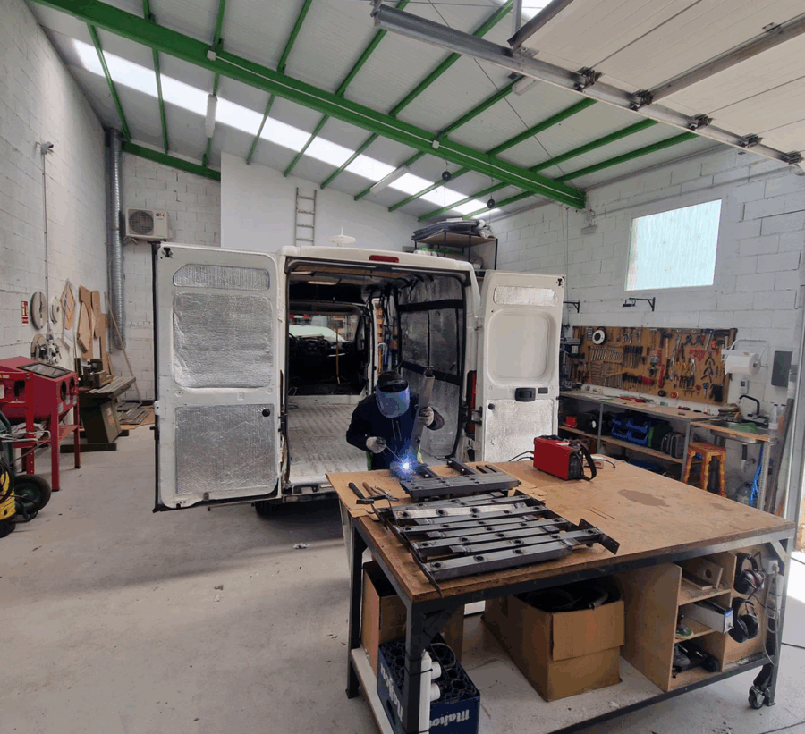  Hombre-soldando-en-el-taller-de-kit-de-muebles-para-camperizar-furgonetas-La-Camperona