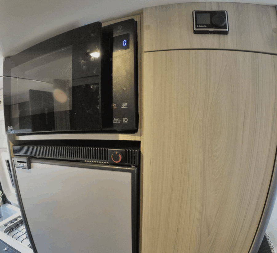 kit de muebles h4l2 para zona de pasillo con nevera cerrada, microondas y armario de almacenaje