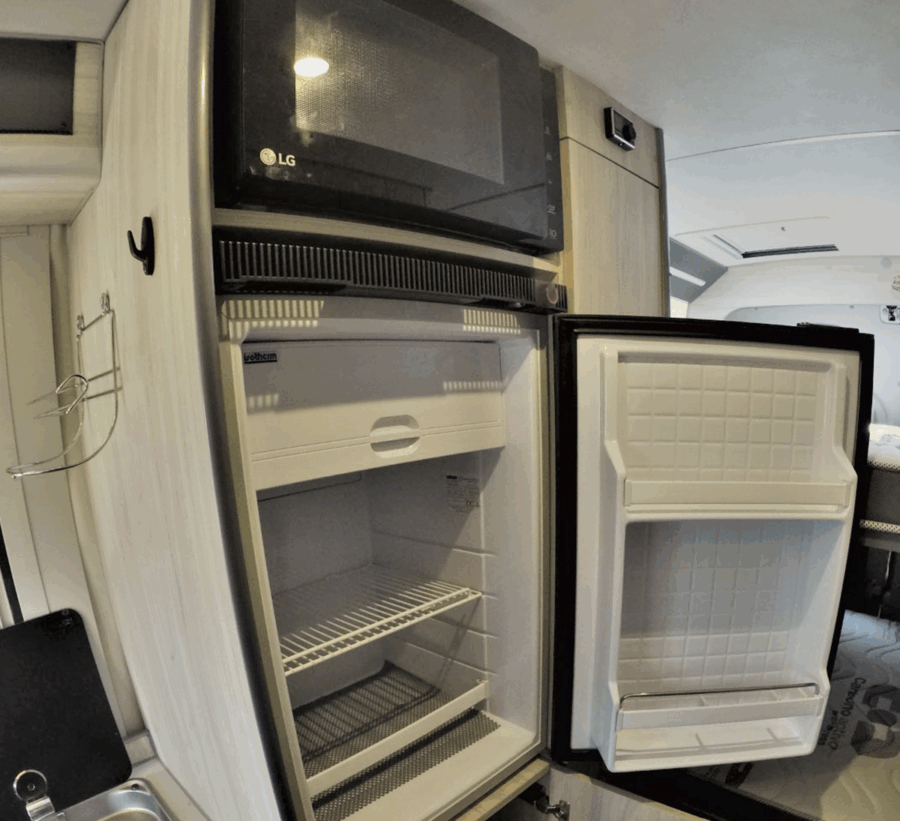 kit de muebles h4l3 para pasillo con nevera abierta