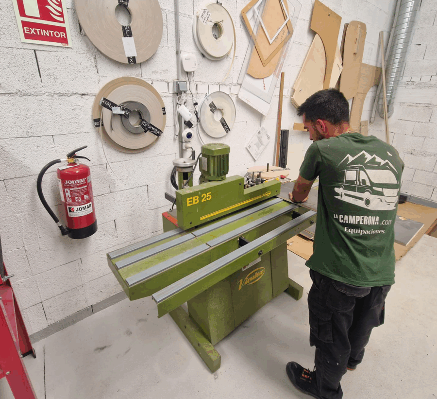  empleado-de-la-camperona-cortando-kits-de-mueble-a-medida-L3H2